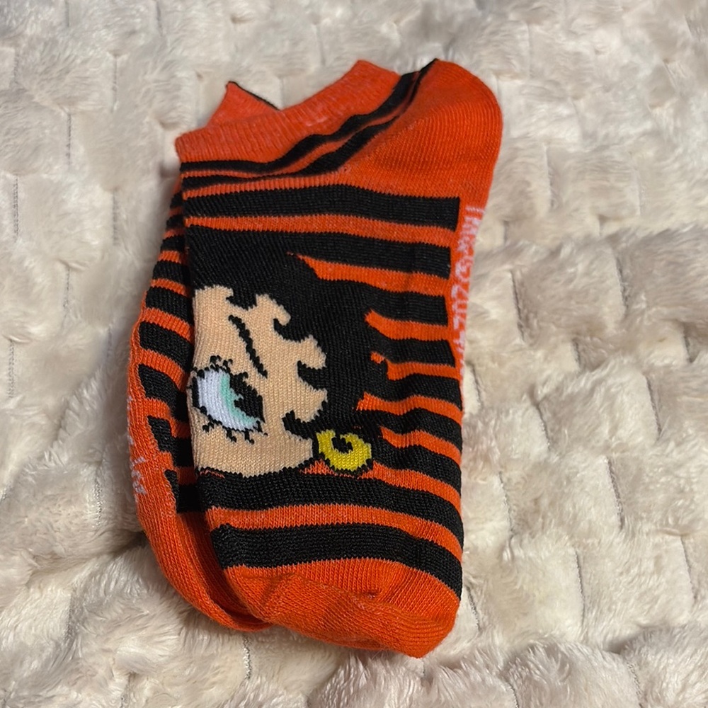 🟢 Betty Boop Women Socks. Size 9/11 Orange and Black Ankle Socks